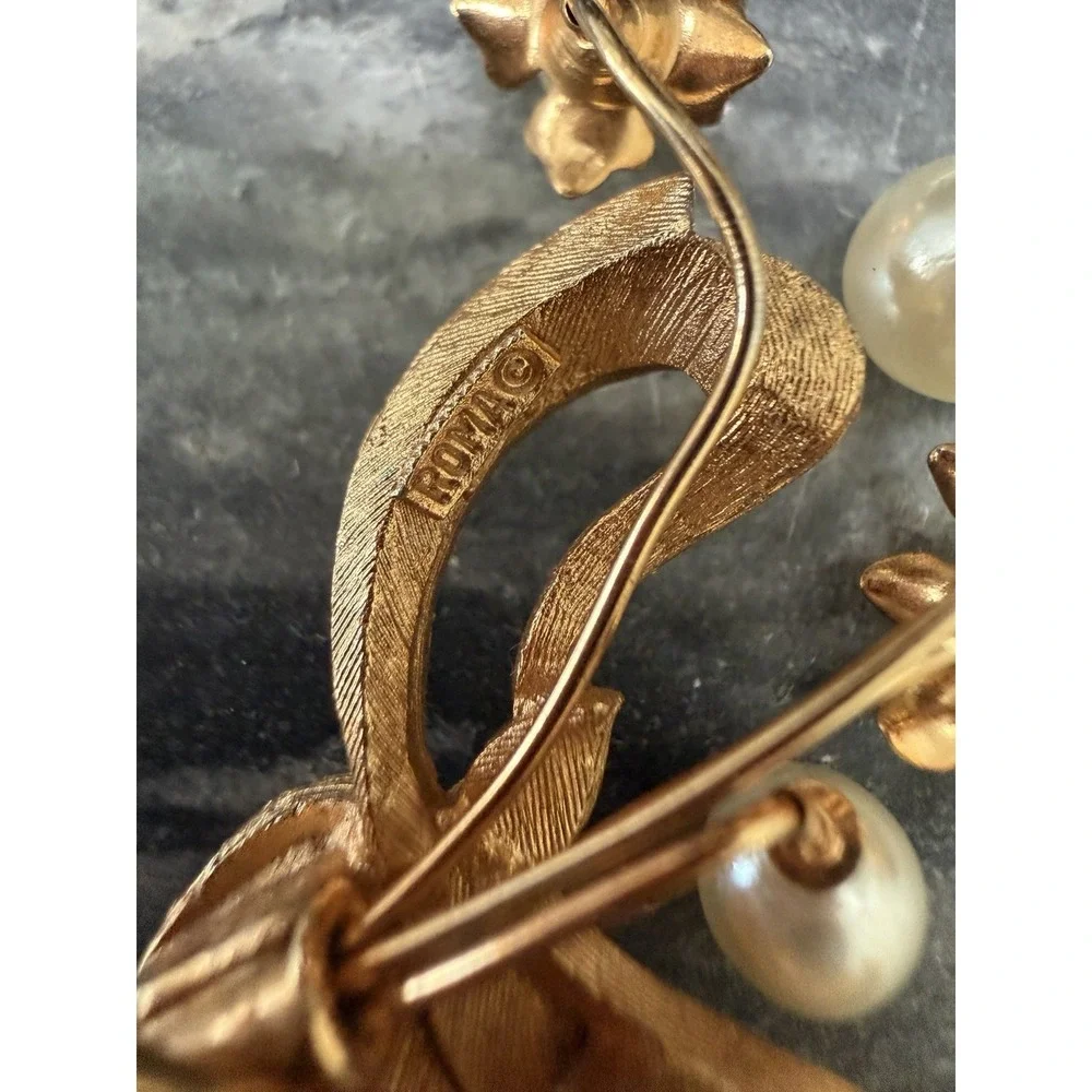 Vintage Signed Roma Faux Pearl Flower in Gold‎ Tone Metal Leaves Brooch